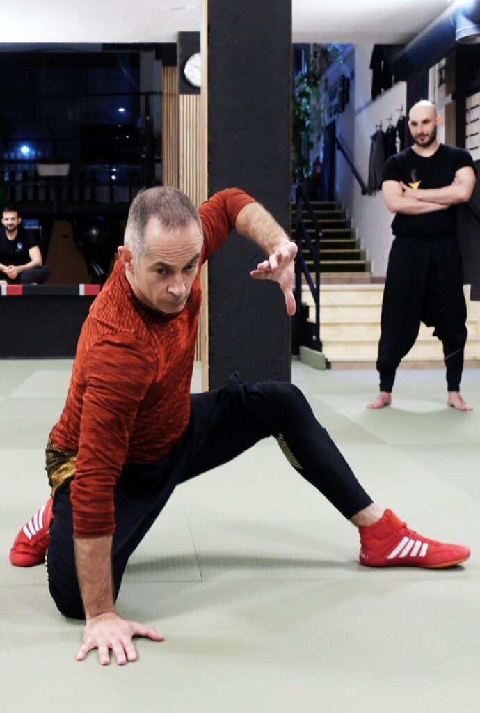 Sebastián Deibe en postura baja de harimau durante una clase de Satria Silat