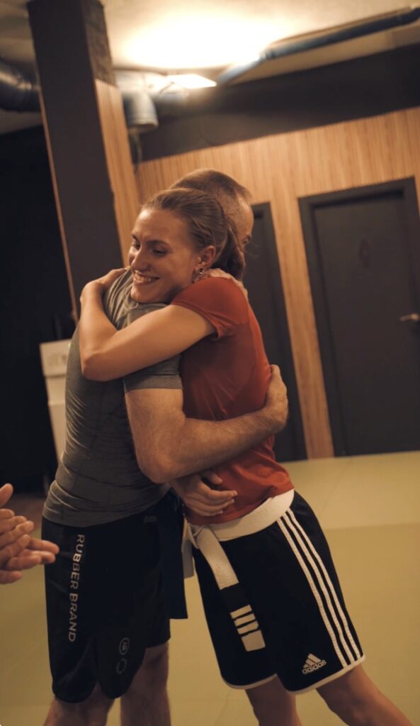 Dos alumnas abrazándose al terminar el entrenamiento
