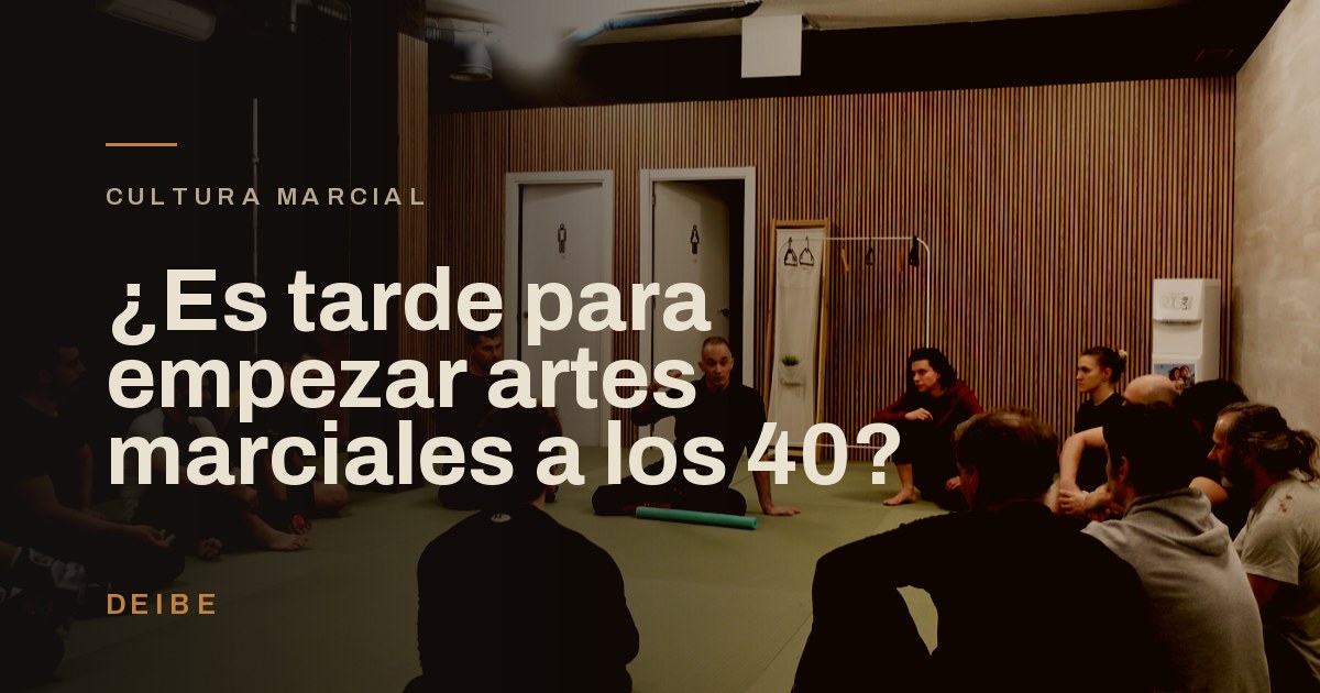 Alumnos adultos de edades distintas sentados en el tatami escuchando a Sebas Deibe en Arganzuela, Madrid.