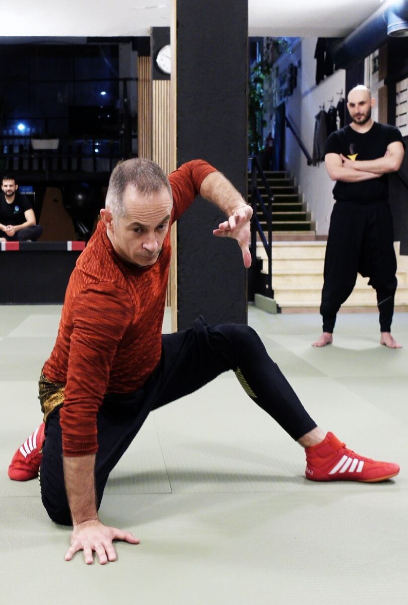 Sebas Deibe en una posición baja de Satria Silat, trabajo de suelo