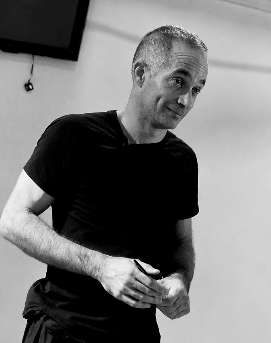 Sebas Deibe, fundador de DEIBE, sonriendo en clase